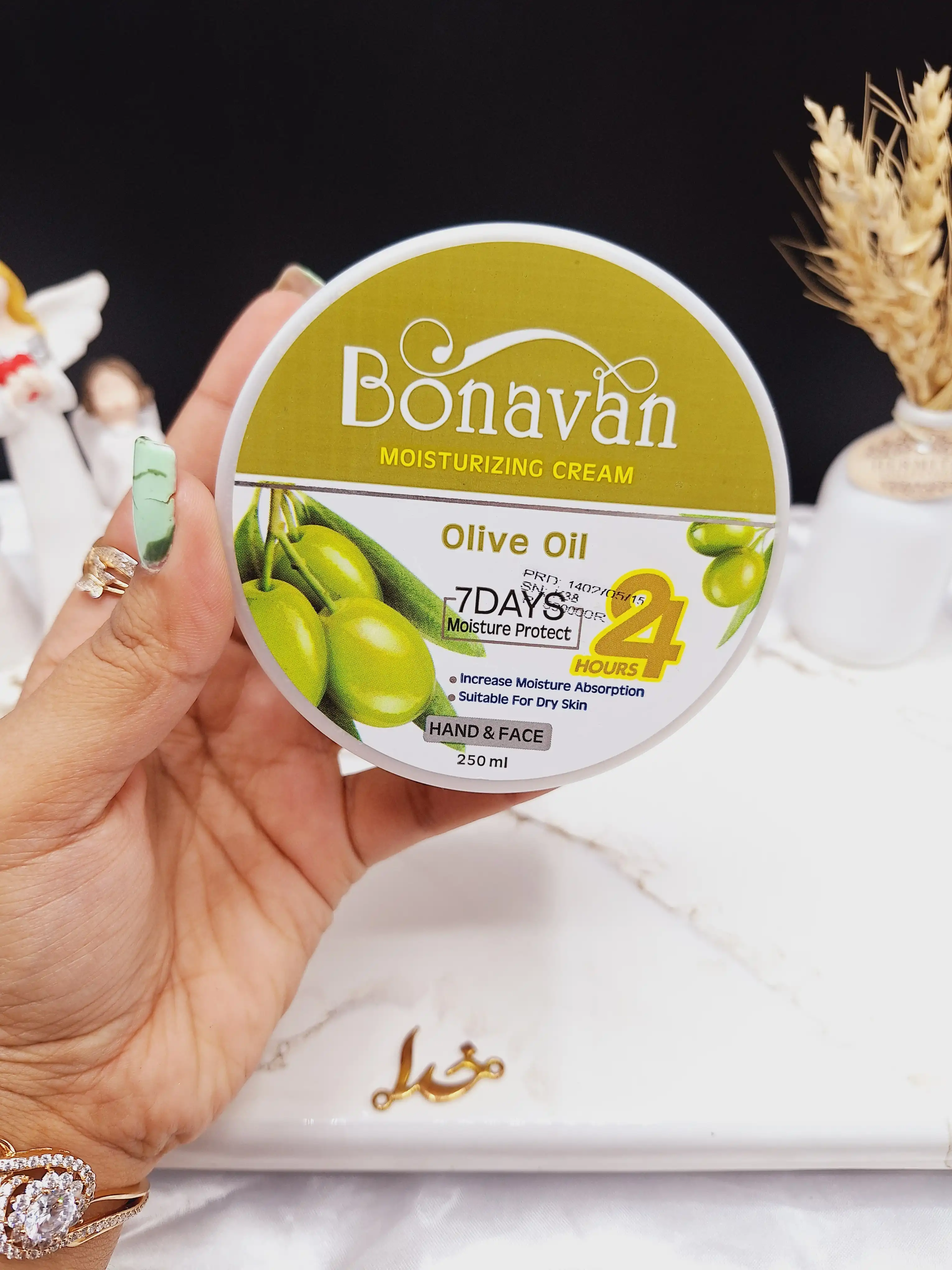 کرم مرطوب کننده کاسه ای دست و صورت رایحه زیتون برند بناوان BONAVAN