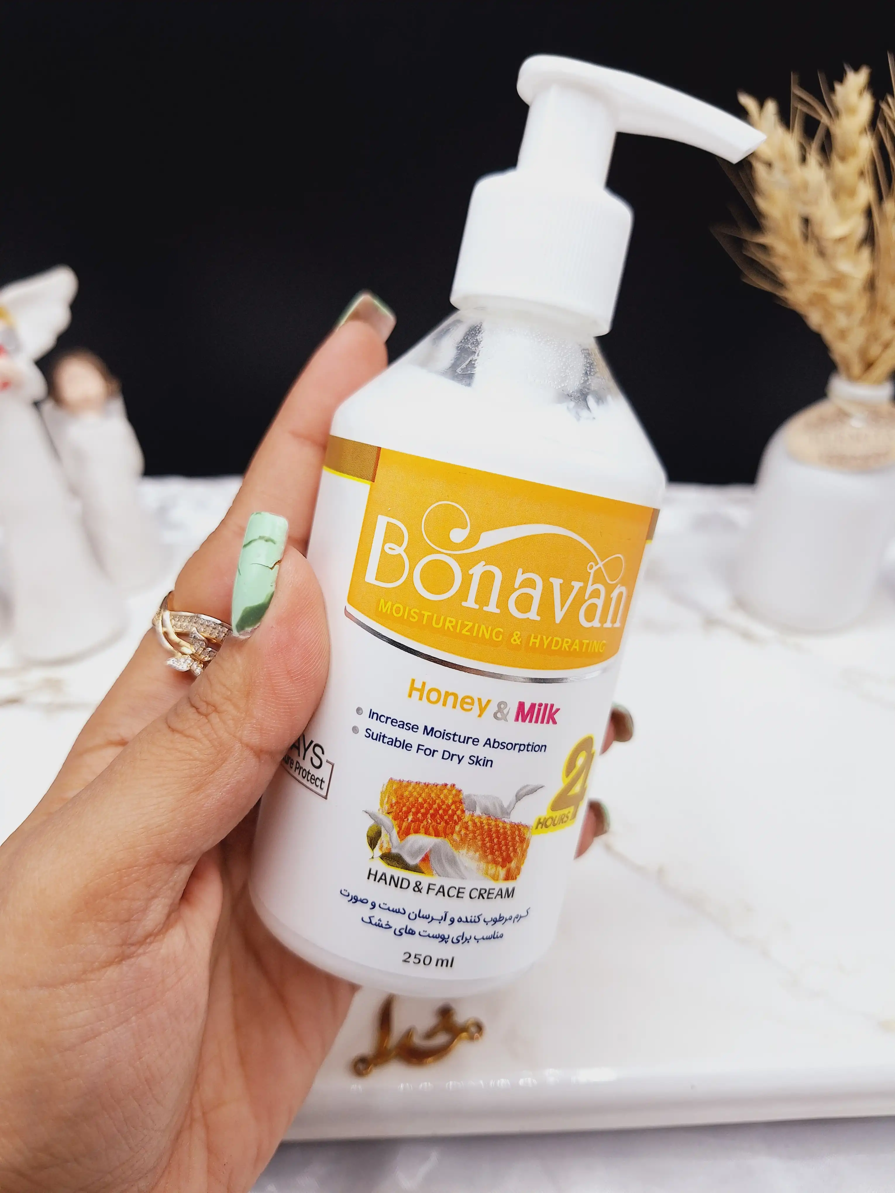کرم مرطوب کننده پمپی دست و صورت رایحه شیر عسل برند بناوان BONAVAN