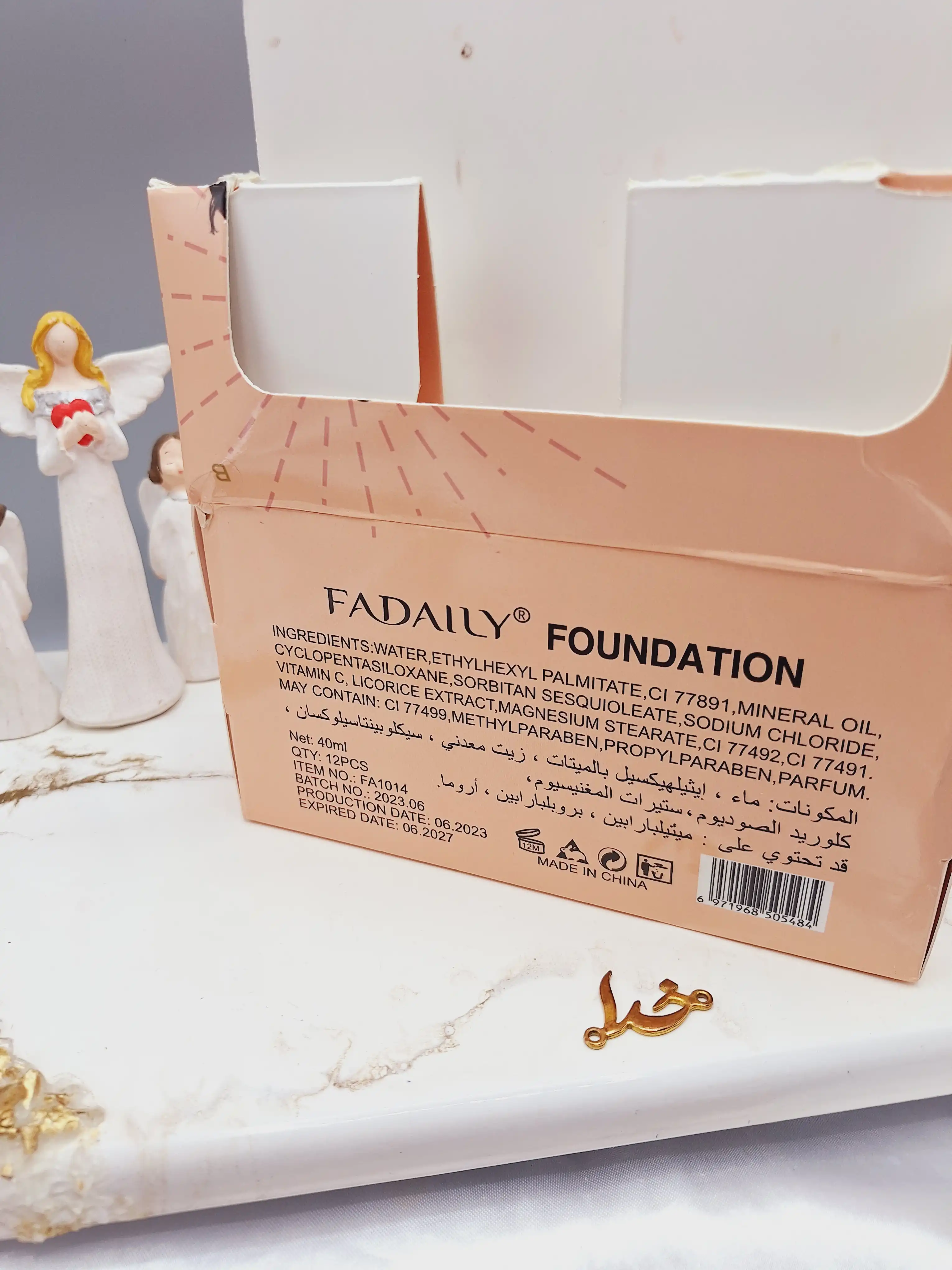 کرم پودر رنگ روشن FADAILY طرح استوانه ای درب نقره ای کد FA1014